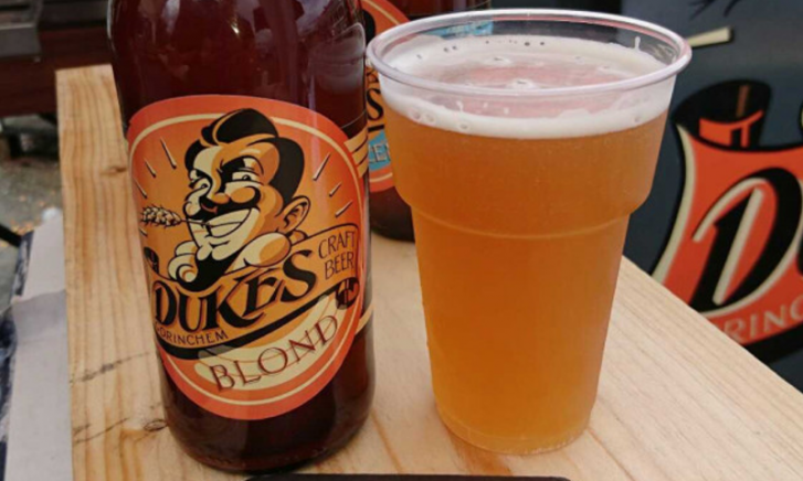 Glas gevuld met Dukes Blond bier